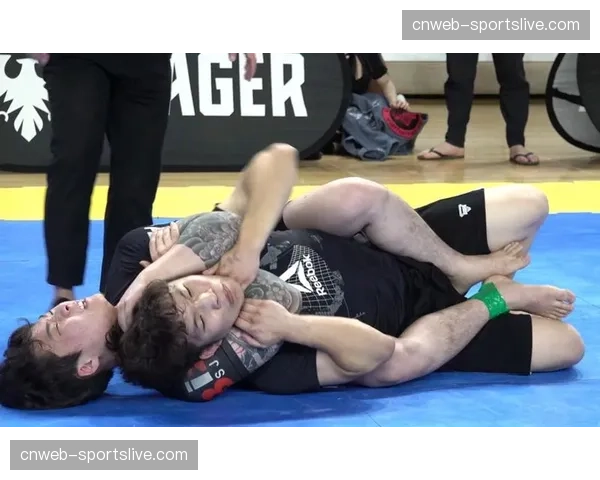 “冷血”布伦森首回合裸绞降服,取得三连胜 “冷血”布伦森首回合裸绞降服,取得三连胜