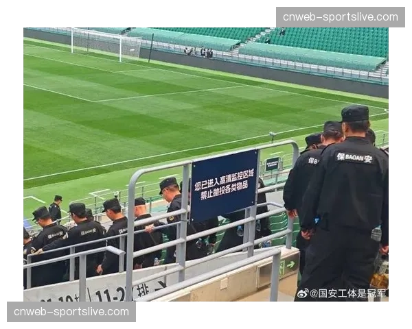 比赛因球迷投掷杂物中断十分钟，主裁判出示黄牌警告