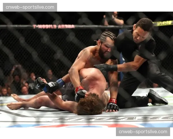UFC格斗之夜垫场赛出现争议判罚，裁判打分引现场嘘声